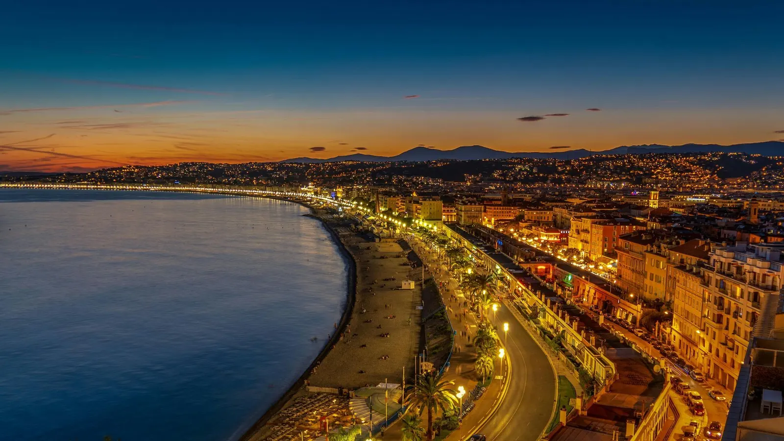Front de mer de la Côte d’Azur illuminé au crépuscule