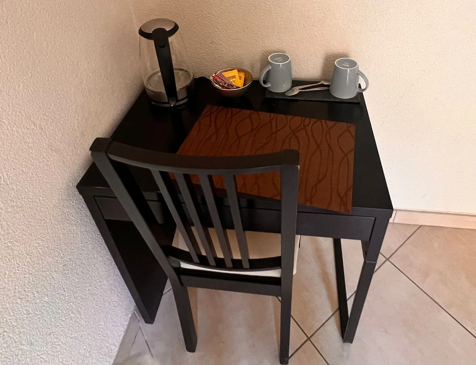 Bureau avec chaise, bouilloire, tasses et plateau de courtoisie